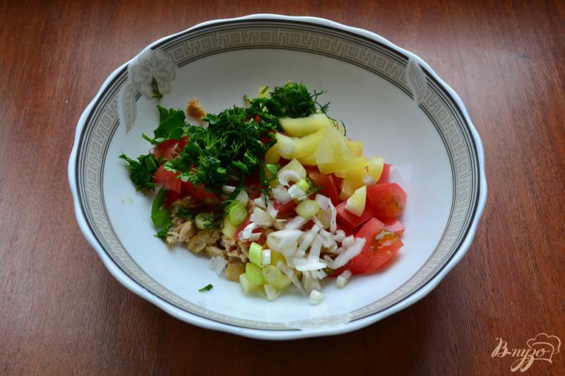 Фото приготовление рецепта: Салат с курицей, помидорами и брынзой шаг №2