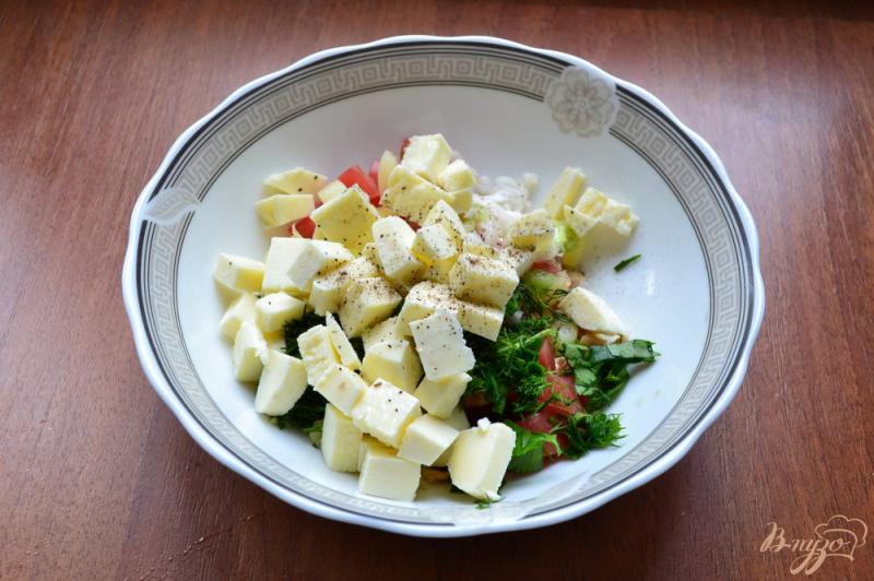 Фото приготовление рецепта: Салат с курицей, помидорами и брынзой шаг №3