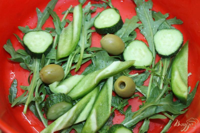Фото приготовление рецепта: Овощной салат с маринованными помидорами и фетой в укропе шаг №3