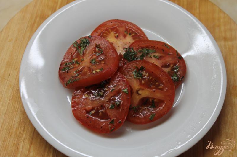 Фото приготовление рецепта: Овощной салат с маринованными помидорами и фетой в укропе шаг №4
