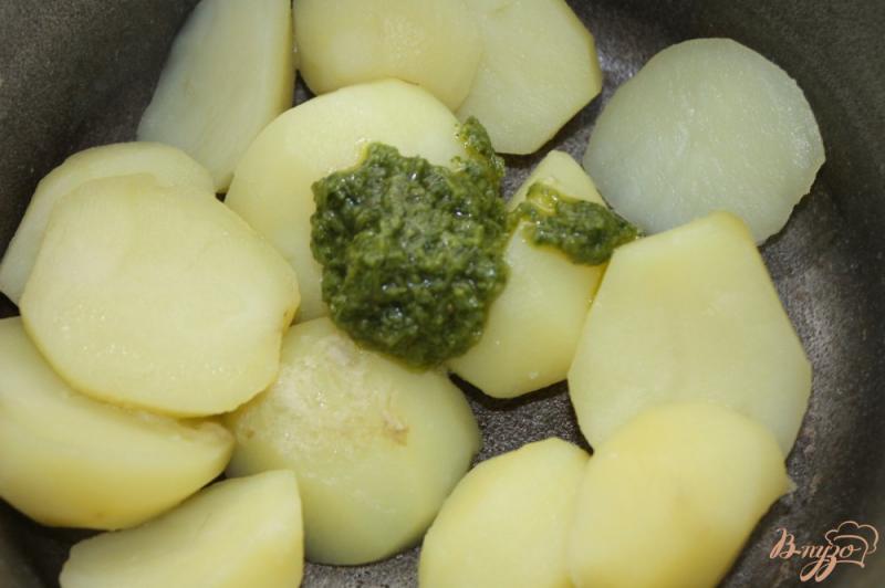 Фото приготовление рецепта: Пюре из молодого картофеля с чесночным соусом и плавленым сыром шаг №3