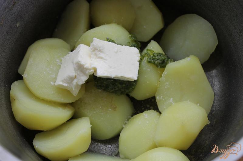 Фото приготовление рецепта: Пюре из молодого картофеля с чесночным соусом и плавленым сыром шаг №4