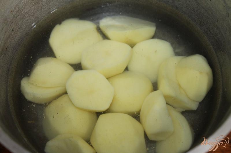 Фото приготовление рецепта: Пюре из молодого картофеля с чесночным соусом и плавленым сыром шаг №2