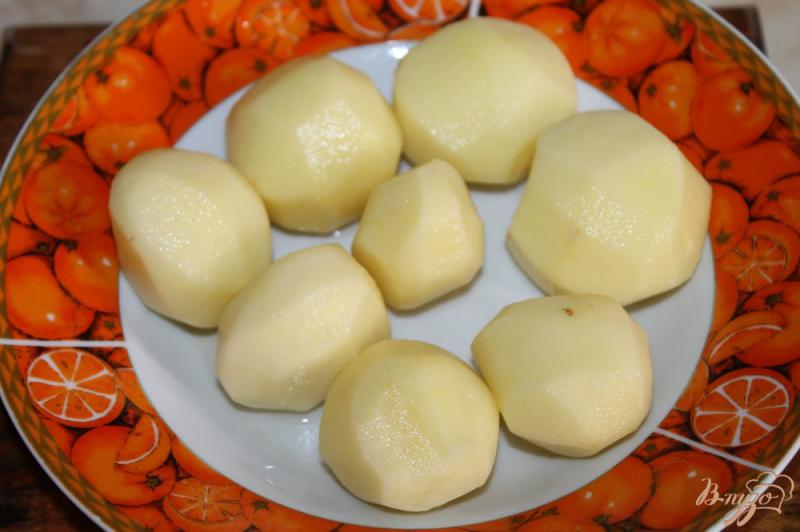 Фото приготовление рецепта: Пюре из молодого картофеля с чесночным соусом и плавленым сыром шаг №1