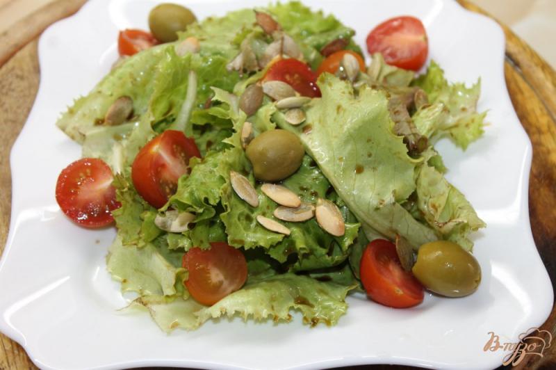 Фото приготовление рецепта: Летний салат с черри, сыром, оливками и семечками шаг №4