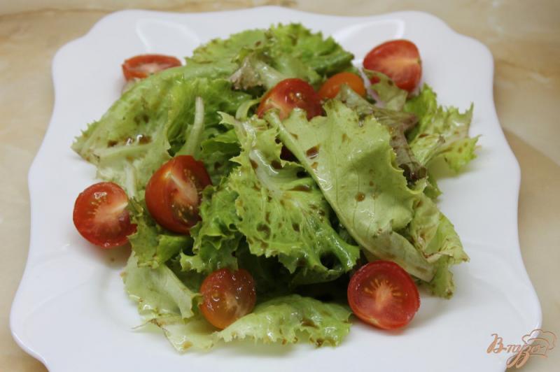Фото приготовление рецепта: Летний салат с черри, сыром, оливками и семечками шаг №3