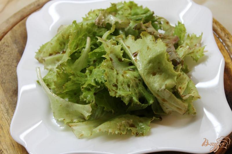 Фото приготовление рецепта: Летний салат с черри, сыром, оливками и семечками шаг №2