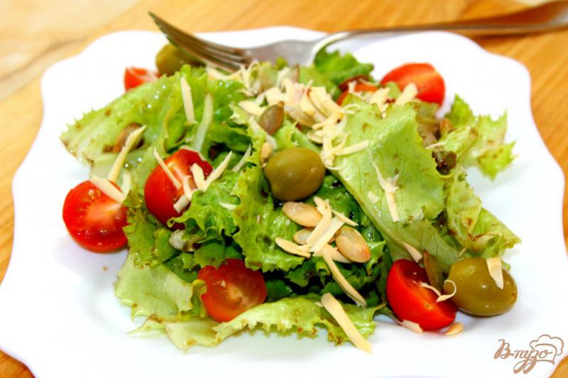 Фото приготовление рецепта: Летний салат с черри, сыром, оливками и семечками шаг №5