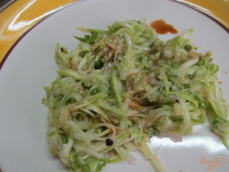Фото приготовление рецепта: Кабачковый салат с яйцом и тыквенными семечками шаг №3