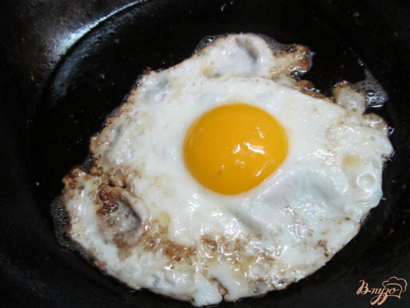 Фото приготовление рецепта: Кабачковый салат с яйцом и тыквенными семечками шаг №4