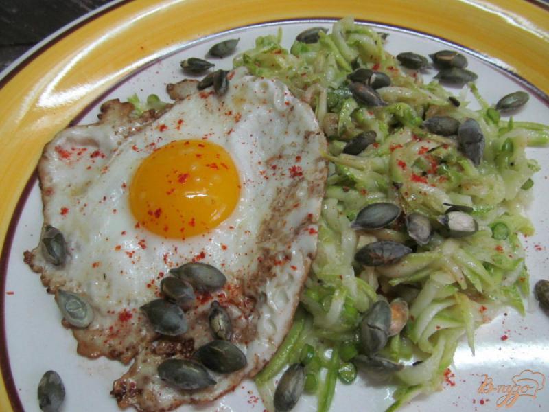 Фото приготовление рецепта: Кабачковый салат с яйцом и тыквенными семечками шаг №5
