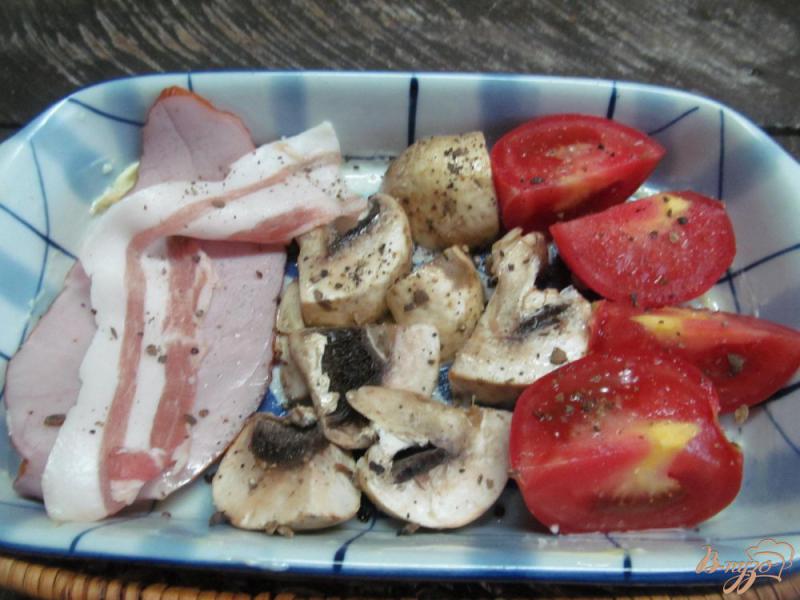 Фото приготовление рецепта: Английский завтрак в одной посуде шаг №1