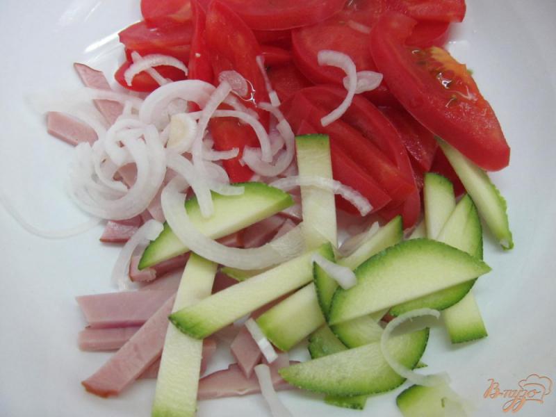 Фото приготовление рецепта: Помидорный салат с ветчиной шаг №2