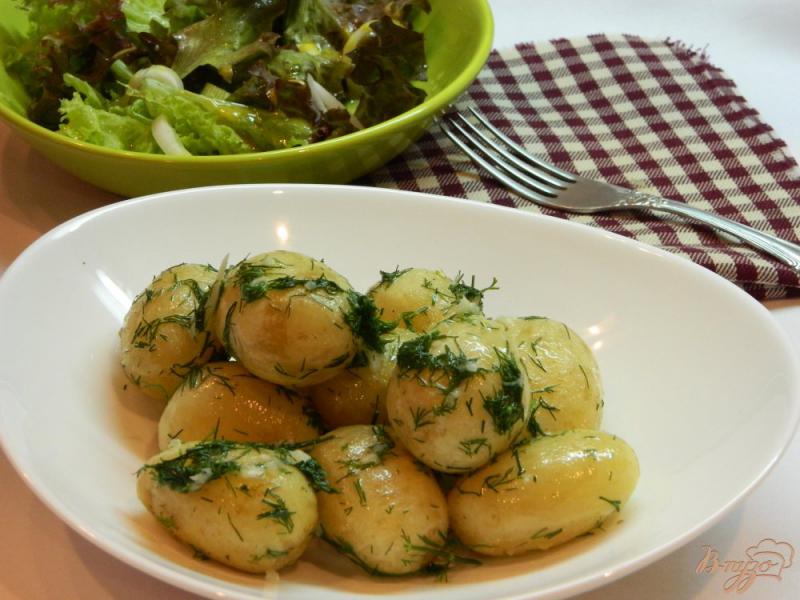 Фото приготовление рецепта: Молодой картофель с чесноком и зеленью шаг №5