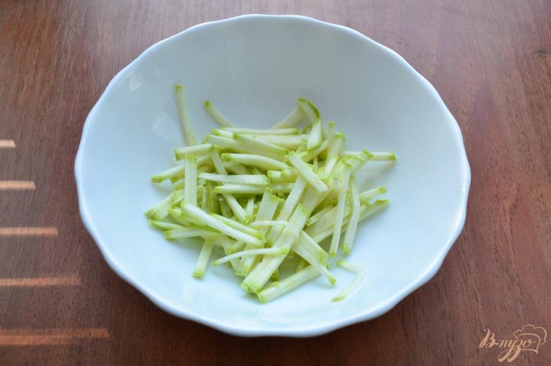Фото приготовление рецепта: Салат из кабачков и капусты шаг №1