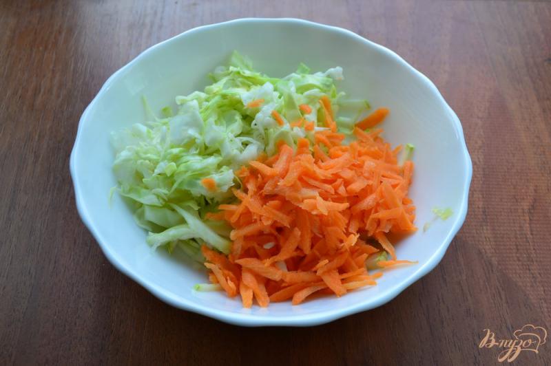 Фото приготовление рецепта: Салат из кабачков и капусты шаг №2