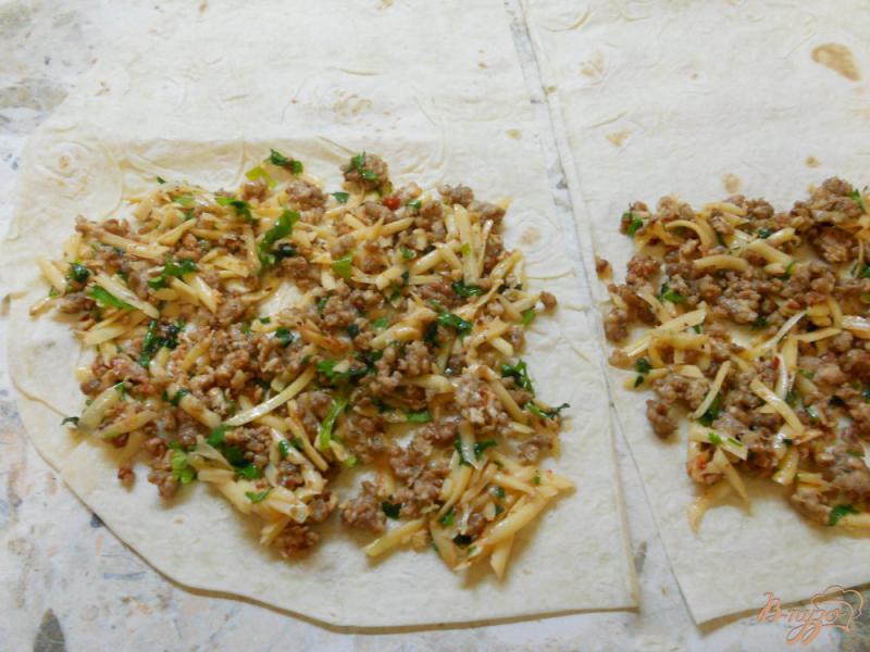 Фото приготовление рецепта: Лепешки из лаваша с мясом и сыром шаг №4
