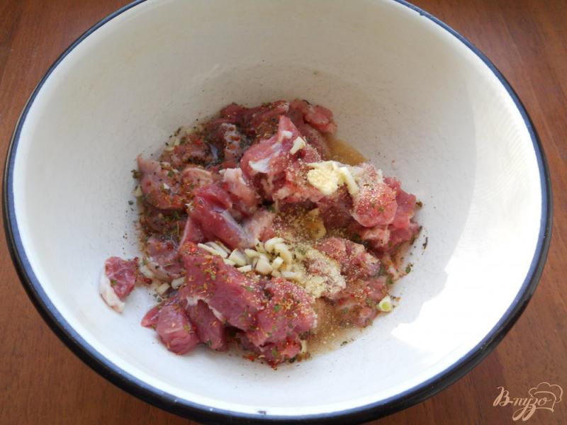 Фото приготовление рецепта: Свиная рулька фаршированная мясом шаг №2