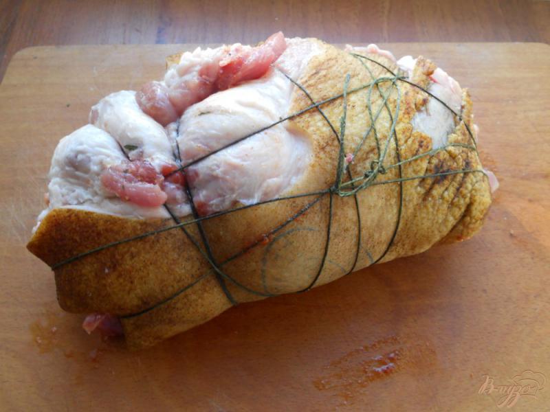 Фото приготовление рецепта: Свиная рулька фаршированная мясом шаг №4