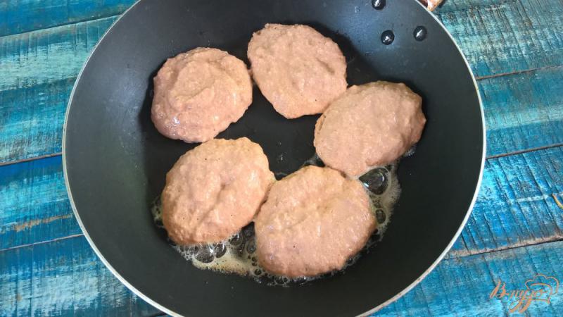 Фото приготовление рецепта: Лососевый фишбургер шаг №3