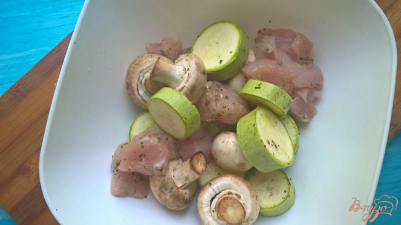 Фото приготовление рецепта: Куриные шашлычки с грибами и кабачками шаг №3
