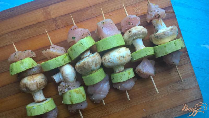 Фото приготовление рецепта: Куриные шашлычки с грибами и кабачками шаг №4