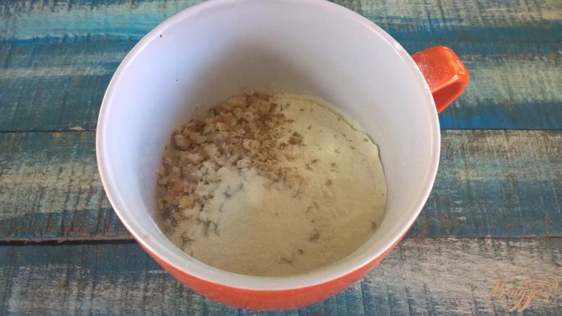 Фото приготовление рецепта: Ореховый кекс в кружке с шоколадной глазурью шаг №2