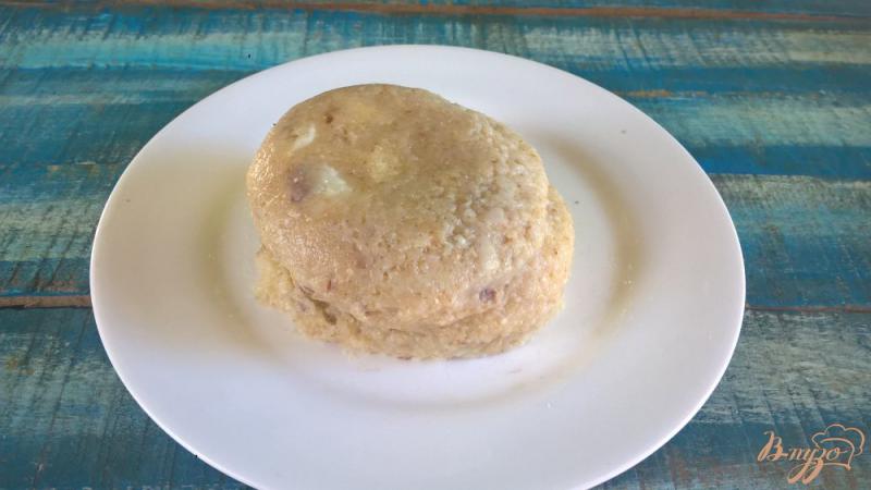 Фото приготовление рецепта: Ореховый кекс в кружке с шоколадной глазурью шаг №4