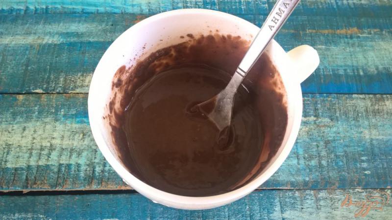 Фото приготовление рецепта: Ореховый кекс в кружке с шоколадной глазурью шаг №5