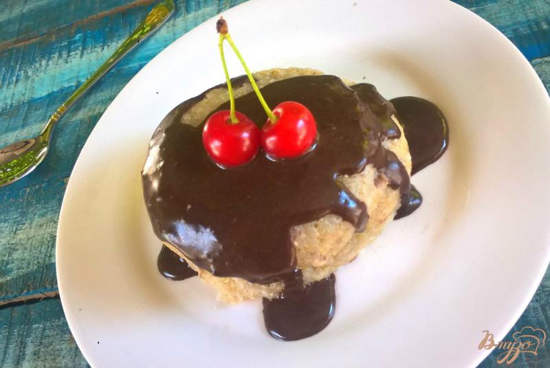 Фото приготовление рецепта: Ореховый кекс в кружке с шоколадной глазурью шаг №6