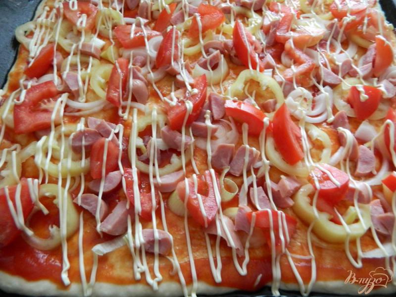 Фото приготовление рецепта: Пицца с болгарским перцем, колбасой и базиликом шаг №5
