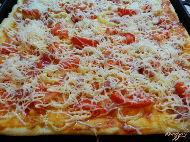 Фото приготовление рецепта: Пицца с болгарским перцем, колбасой и базиликом шаг №6