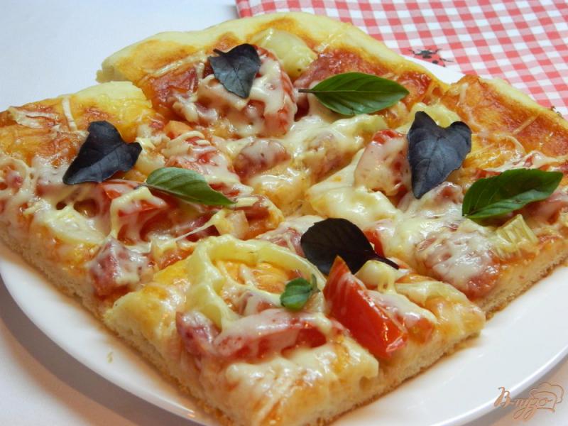 Фото приготовление рецепта: Пицца с болгарским перцем, колбасой и базиликом шаг №7