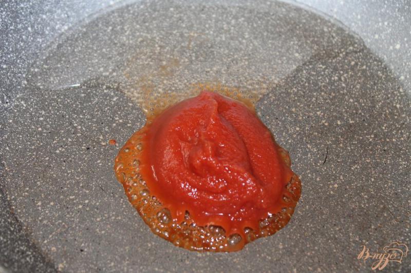 Фото приготовление рецепта: Спагетти с помидорами и томатным соусом шаг №2