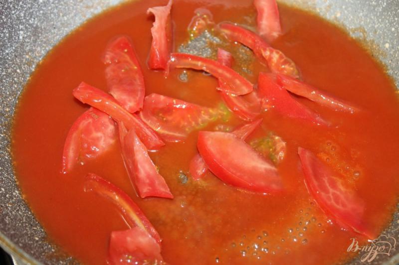 Фото приготовление рецепта: Спагетти с помидорами и томатным соусом шаг №3