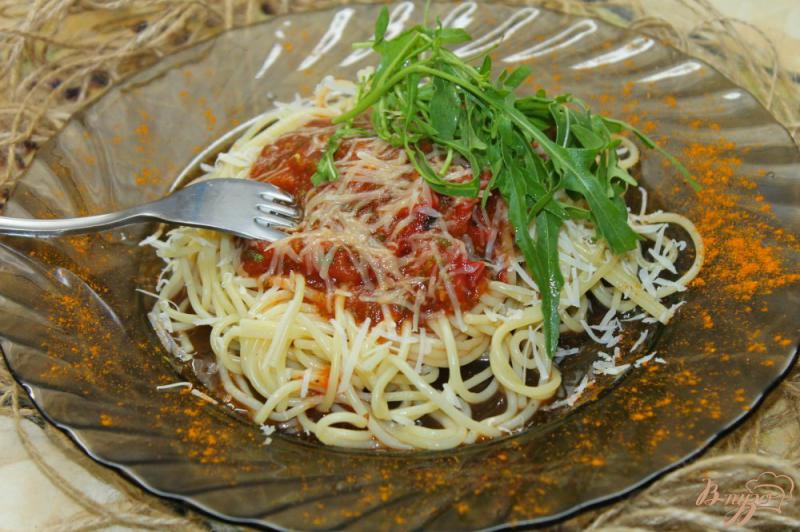 Фото приготовление рецепта: Спагетти с помидорами и томатным соусом шаг №5