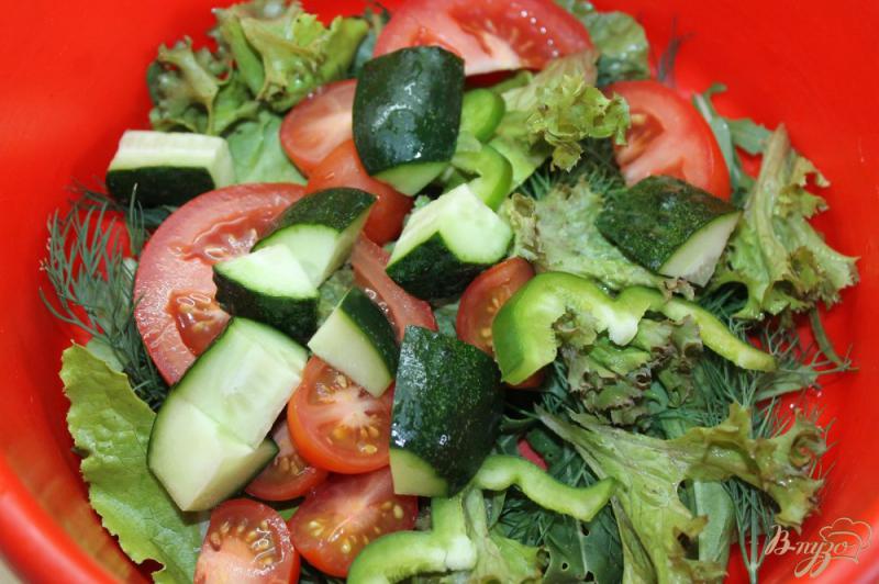 Фото приготовление рецепта: Свежий салат с овощами и брынзой шаг №3