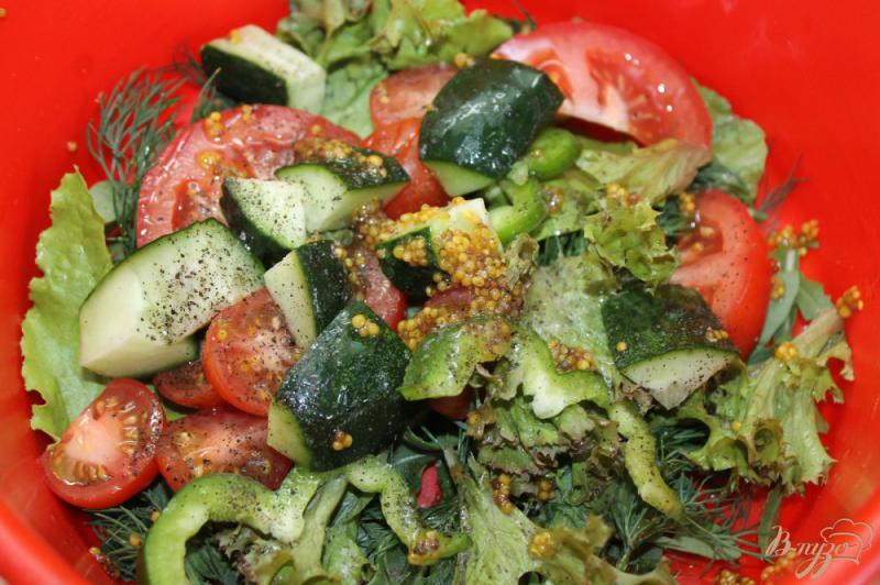 Фото приготовление рецепта: Свежий салат с овощами и брынзой шаг №4