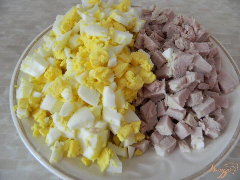 Фото приготовление рецепта: Оливье с мясом и свежим огурцом шаг №2