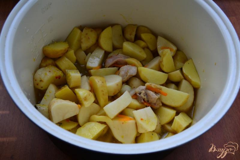Фото приготовление рецепта: Молодой картофель с курицей в мультиварке шаг №4