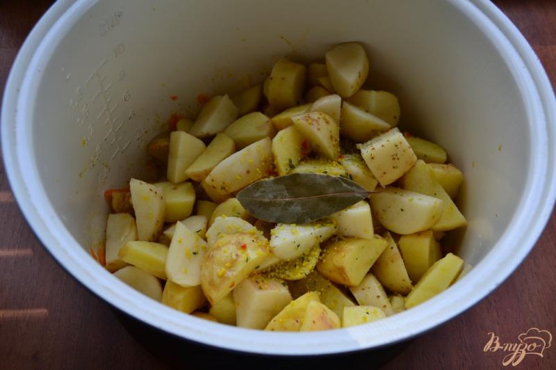 Фото приготовление рецепта: Молодой картофель с курицей в мультиварке шаг №3