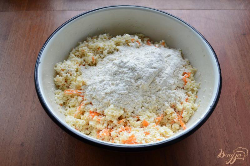Фото приготовление рецепта: Сырники с морковью и грецким орехом шаг №3