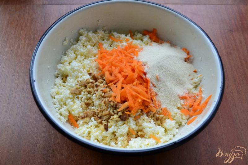Фото приготовление рецепта: Сырники с морковью и грецким орехом шаг №2