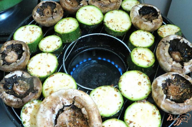 Фото приготовление рецепта: Кабачки и грибы на гриль газе шаг №4
