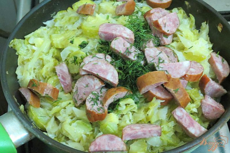 Фото приготовление рецепта: Капуста тушёная с кабачками и колбасой шаг №8