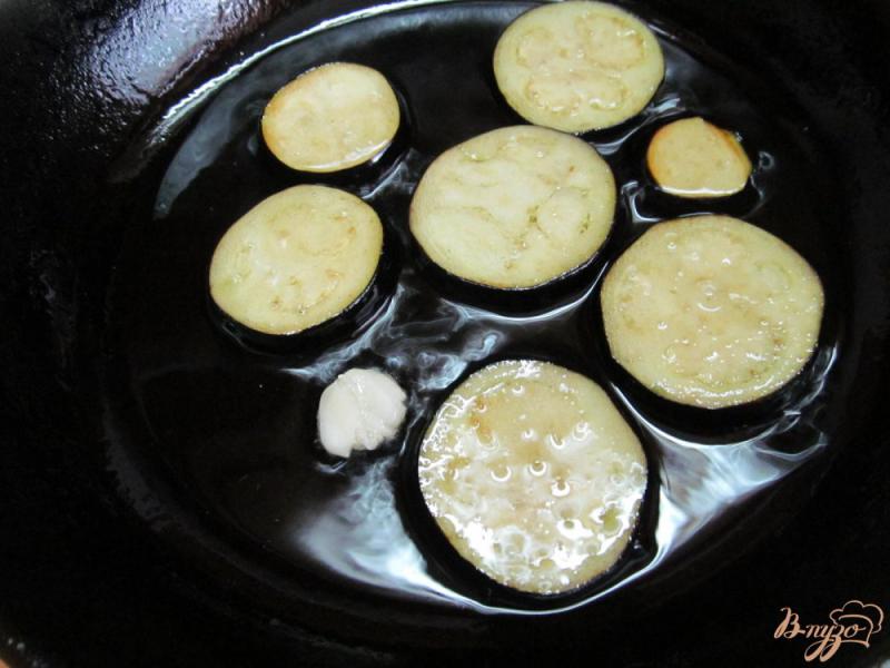 Фото приготовление рецепта: Закуска из баклажана с помидором шаг №2
