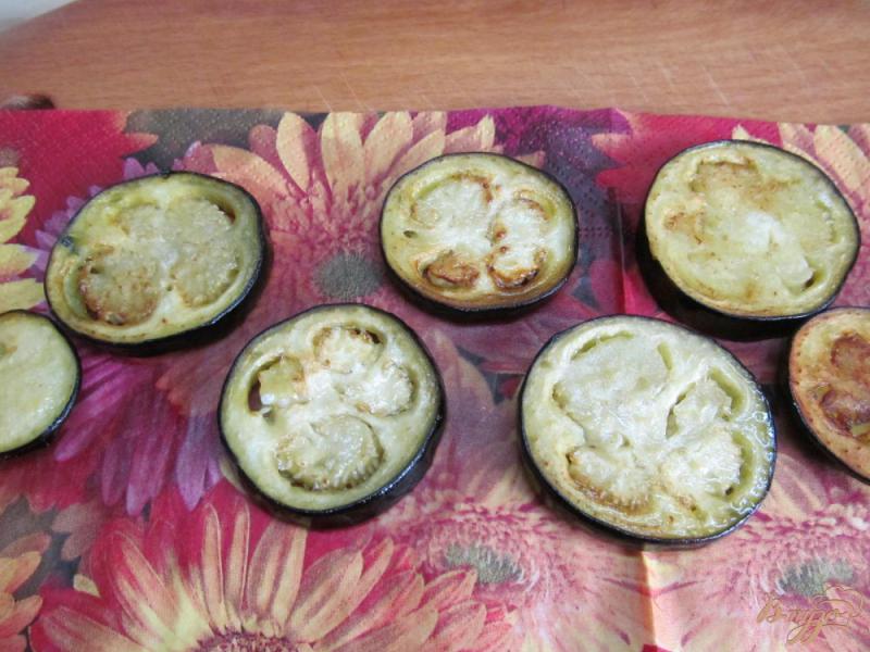 Фото приготовление рецепта: Закуска из баклажана с помидором шаг №3