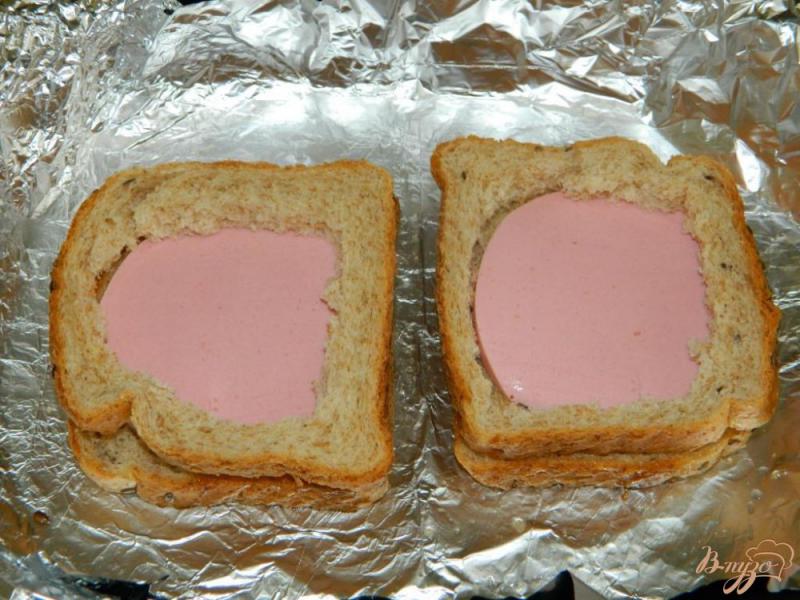 Фото приготовление рецепта: Горячие бутерброды с яйцом шаг №2