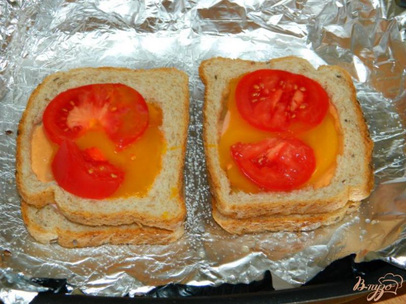 Фото приготовление рецепта: Горячие бутерброды с яйцом шаг №3
