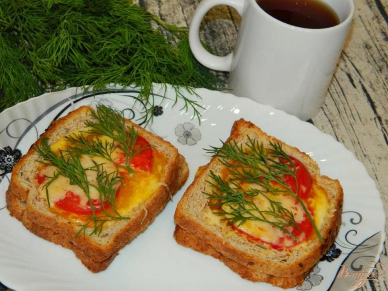 Фото приготовление рецепта: Горячие бутерброды с яйцом шаг №5